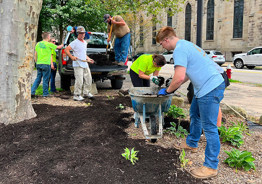 Group of Mascaro Construction workers volunteering